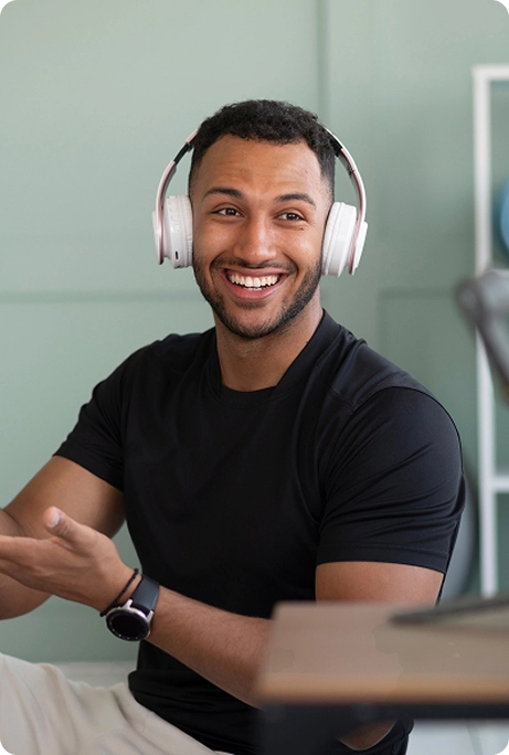 Jeune homme souriant avec écouteurs, illustrant le bien-être et le suivi personnalisé en physiothérapie